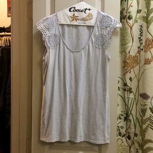 Sleeveless shirt